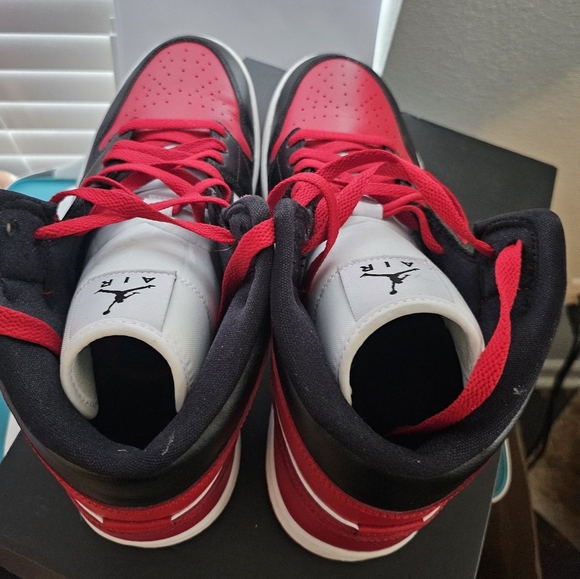 Jordan 1 Mid Unisex Red Black White Alternate Bred Toe Size 12 Womens Men's 9. - Picture 9 of 15